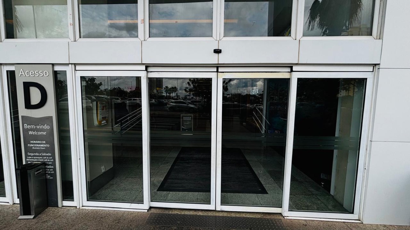 Porta automática de vidro instalada em acesso comercial