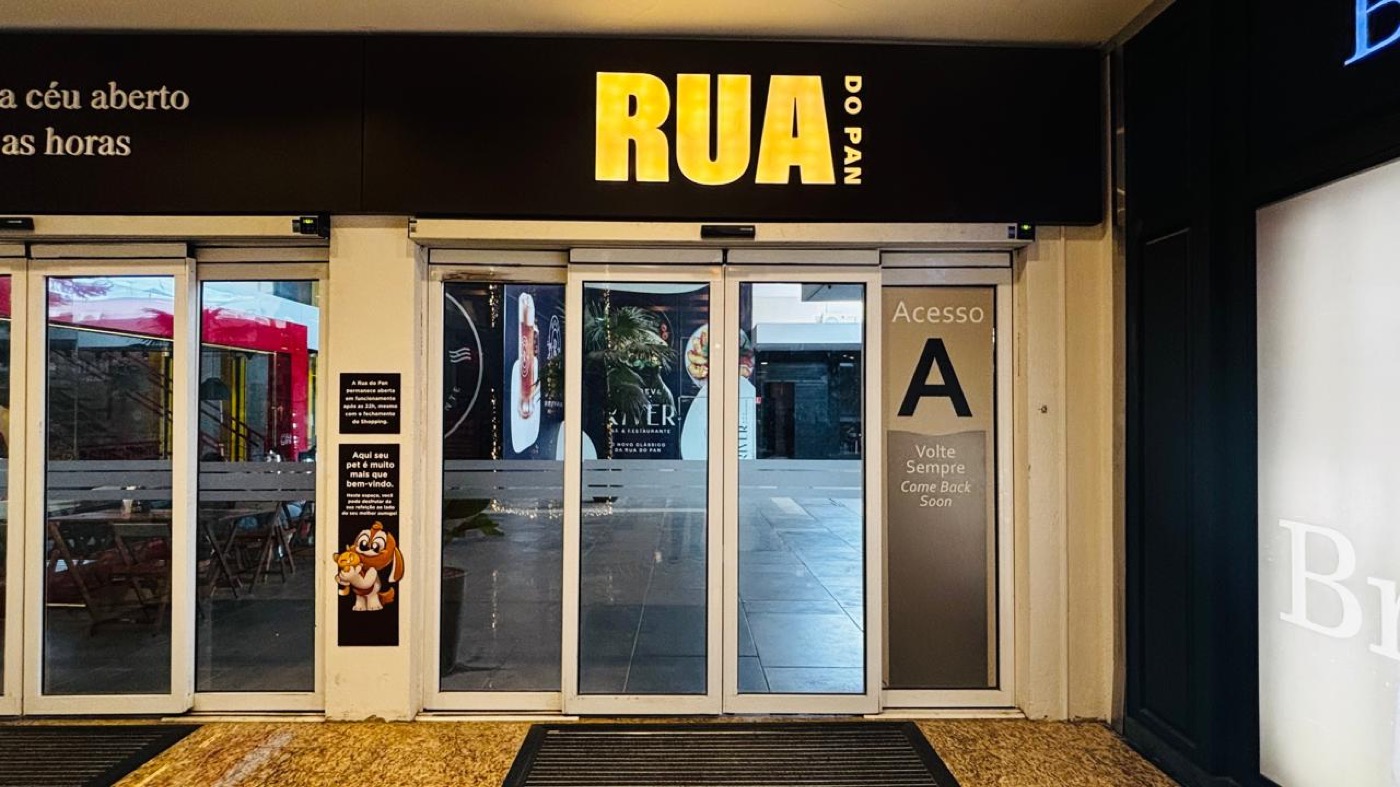 Porta automática instalada em estabelecimento comercial