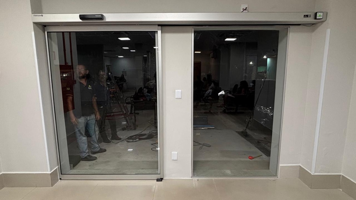 Equipe trabalhando na instalação de porta automática