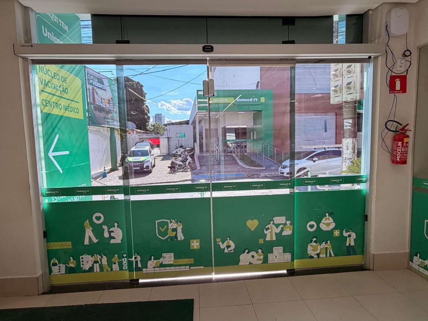 Instalação de porta automática em andamento